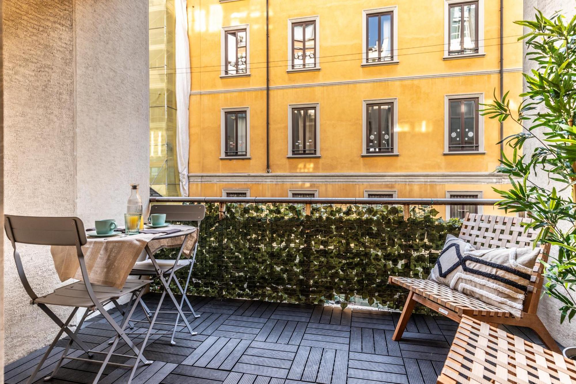 Stayeasy Quadronno33 - 3 Bedrooms, 2 Baths - Duomo Walking Distance Милано Екстериор снимка